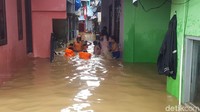 Meski dikepung banjir, ada pula anak-anak dan remaja yang terlihat asyik berenang menggunakan pelampung.