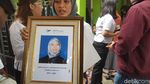 Suasana Haru Saat Jenazah Putri Korban Longsor Tiba di Rumah Duka