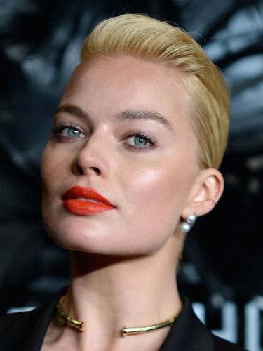 Terkenal Punya Kulit Berkilau, Ini Perawatan Pagi-Malam Margot Robbie