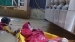 Kasihan, Nenek Ini Terjebak Banjir dan Dievakuasi Pakai Perahu Karet
