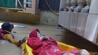 Proses evakuasi tersebut terbilang sulit karena rumah nenek tersebut yang susah diakses.