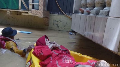 Kasihan, Nenek Ini Terjebak Banjir dan Dievakuasi Pakai Perahu Karet
