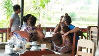 Alum ditemukan di salah satu rumah makan di Toraja pada pukul 11.00 hari ini.
