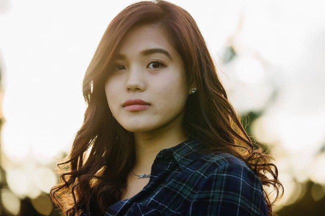 Tampil dengan riasan makeup natural dan perona bibir peach, Rinka juga nampak menawan. Foto: Instagram