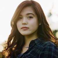 Tampil dengan riasan makeup natural dan perona bibir peach, Rinka juga nampak menawan. Foto: Instagram