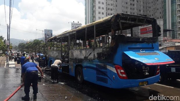 Bus Damri Hangus Terbakar di Depan Kampus IPDN Jatinangor