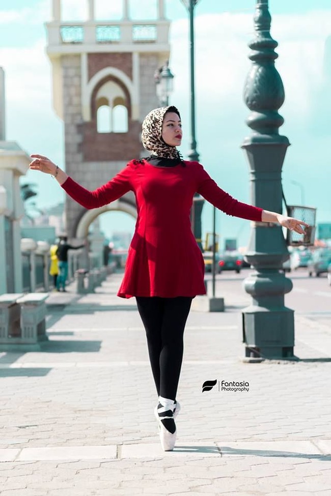 Aya Magdy, gadis berusia 20 tahun ini berasal dari kota yang indah, Alexandria Mesir. Ia jadi viral karena menari di tengah jalan dan dipotret oleh fotografer Hussein Hossam. Foto: Facebook