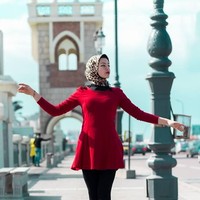 Aya Magdy, gadis berusia 20 tahun ini berasal dari kota yang indah, Alexandria Mesir. Ia jadi viral karena menari di tengah jalan dan dipotret oleh fotografer Hussein Hossam. Foto: Facebook