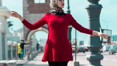 Foto: Ini Balerina Berhijab Asal Mesir yang Menari di Jalanan