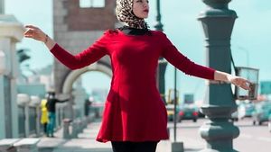 Foto: Ini Balerina Berhijab Asal Mesir yang Menari di Jalanan