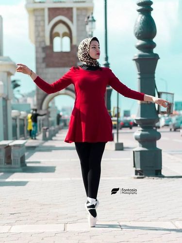 Viral, Balerina Berhijab Mesir Dobrak Tradisi Menari Balet di Tengah Kota
