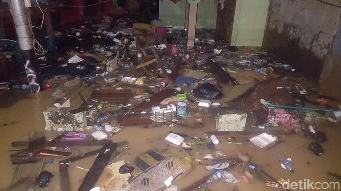 Banjir di Kampung Pulo Disedot, Banyak Sampah Mengapung