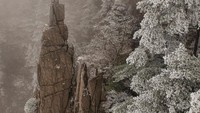 Pengunjung bisa melihat puncak menara-menara granit yang menjulang sampai ketinggian 1.000 meter diselubungi oleh es. (Dave Stamboulis/CNN Travel)