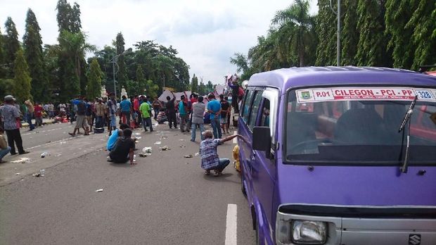 Tolak Angkutan Online, Angkot di Cilegon Mogok Operasi