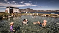 Disko punya segala macam atraksi wisata seperti ski, memancing dan menjelajahi gunung-gunung es. Tapi yang paling menarik di Disko dan susah ditemui di wilayah lain Greenland adalah berendam di kolam air panas (Visit Greenland)