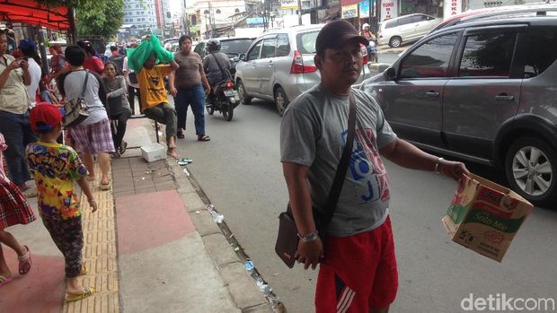 Ngungsi di Trotoar, Warga Cililitan Minta Sumbangan di Pinggir Jalan