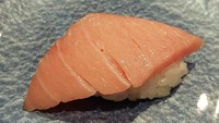Berlibur ke Jepang, Maya tak melewatkan makan enak. Kali ini ia mampir ke restoran sushi di Shinjuku. I just found my super power! I can eat even when Im full, tulis istri Krisna Sidarta ini. Foto: Instagram mayaseptha7