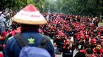 Suasana Massa Buruh Unjuk Rasa di Istana Negara