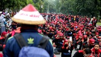 Selain itu, buruh menolak upah murah serta mendesak pemerintah agar mencabut Peraturan Pemerintah Nomor 78 Tahun 2015 tentang Pengupahan.