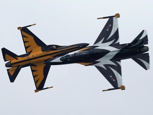 Pesawat Meluncur Terbalik di Landasan Saat Singapore Airshow