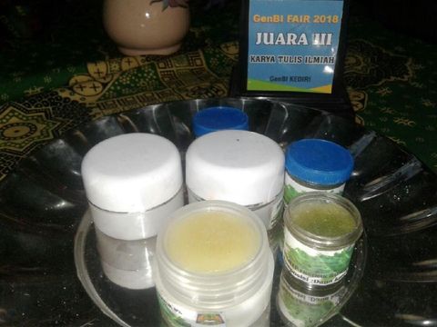 Salep dan krim daun katuk untuk penyembuh luka bikinan siswa SMAN 3 Ponorogo. (Foto: Charolin Pebrianti)