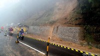 Usai pembersihan sisa material longsor, beberapa pengendara motor terlihat melintas di lokasi.