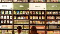 Koleksi komik dan manga di sini dikelompokan berdasarkan genre dan tahun terbitnya. Sehingga pengunjung dengan ngampang memilih komik yang ingin dia baca (pano.apos/Instagram)