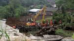 Proses Pencarian Korban Longsor di Cijeruk