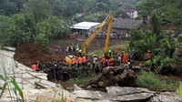 Alat berat juga digunakan untuk mencari korban.