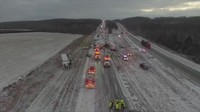 Jalanan licin akibat tertutup salju memicu ratusan kecelakaan di Missouri dan Iowa. Kecelakaan terbesar terjadi di Interstate 44, dekat Marshfield, Missouri, sekitar 241 kilometer sebelah tenggara Kansas City, seperti terlihat dalam foto. Foto: COURTESY Conway Volunteer Fire Department