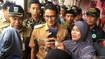 Berseragam Dinas, Sandi Jadi Sasaran Selfie Ibu-ibu di Pasar