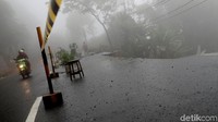 Kendaraan roda empat menuju Cianjur pun dialihkan ke Sukabumi. Hanya kendaraan roda dua saja yang diperbolehkan melintasi lokasi longsor.