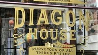 Traveler juga bisa membeli kaus, mug dan beberapa suvenir lainnya di sini (TripAdvisor)