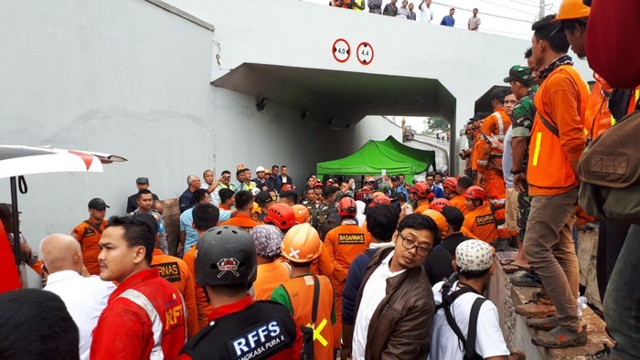 Mukhmainah Korban Longsor Bandara Dibawa Ambulans ke RS Siloam