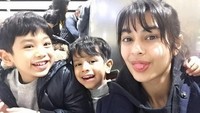 Ia juga terlihat akrab dan dekat dengan adik tirinya tersebut. (Dok. Instagram/kareenakaur.c)