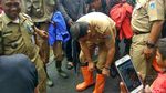 Foto: Pakai Boots Oranye, Anies Tinjau Banjir di Kebon Pala