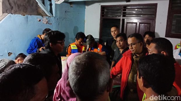 Anies berbincang dengan warga Rawajati