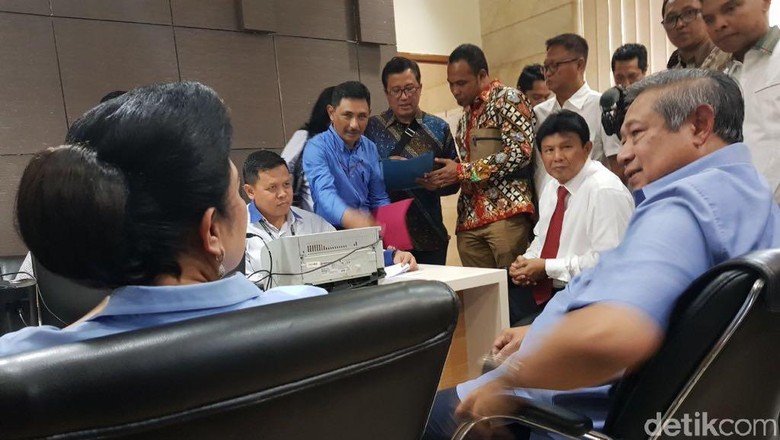 SBY Laporkan Firman Wijaya atas Pernyataan di Luar Persidangan SBY Laporkan Firman Wijaya atas Pernyataan di Luar Persidangan