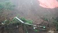 Diduga 3 orang melalui keterangan saksi sopir angkot pada saat pertama terjadinya kejadian. Naik motor, satu berdua satu lagi sendiri. Tapi masih diduga. Karena masih simpang siur, ujarnya.
