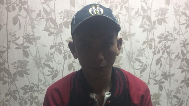 Mereka selalu membagi tugas dalam mencopet.