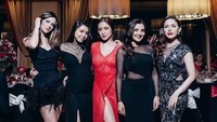 Nia juga mengaku masih suka hangout bersama suami dan teman-temannya saat malam hari. (Dok. Instagram/ramadhaniabakrie)