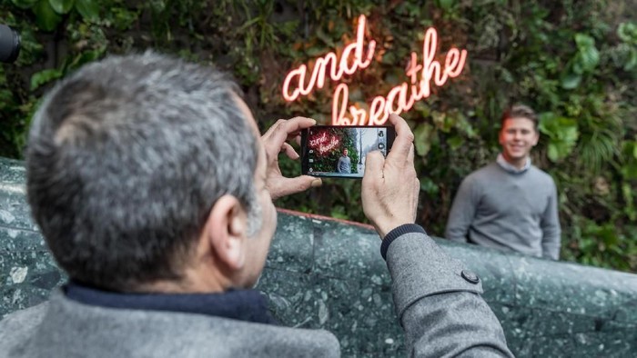 Bisa Dicontoh, Hotel Ini Latih Stafnya Memotret Biar Foto Tamu Kece