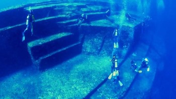 Monumen Yonaguni yang berada di bawah laut Jepang ini masih menyimpan misteri karena sampai saat ini belum diketahui apakah pahatan batu ini dibuat oleh manusia sebagai bukti Atlantis atau terbentuk secara alami. Foto: thechive