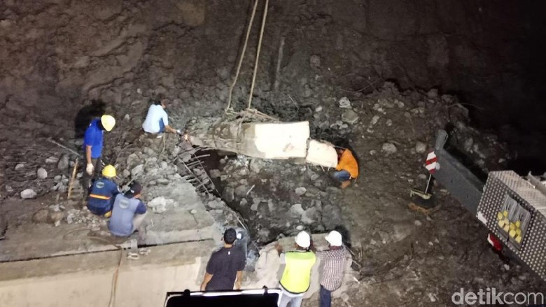 Dinding Jalur Kereta Bandara Dekat Longsor Soetta akan Diperkuat Dinding Jalur Kereta Bandara Dekat Longsor Soetta akan Diperkuat