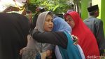 Suasana Haru Saat Jenazah Putri Korban Longsor Tiba di Rumah Duka