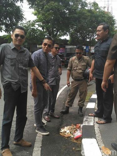 Sampah jadi penyebab banjir di Blitar/
