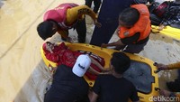 Petugas mengevakuasinya dengan perahu karet.