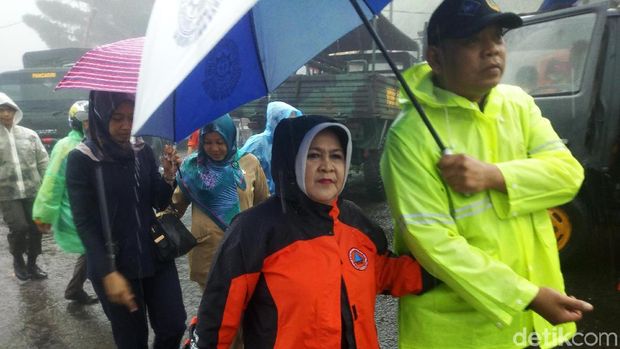 Gubernur Aher Tinjau Lokasi Longsor di Puncak