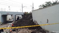 Lokasi tersebut kini dipasangi garis polisi.