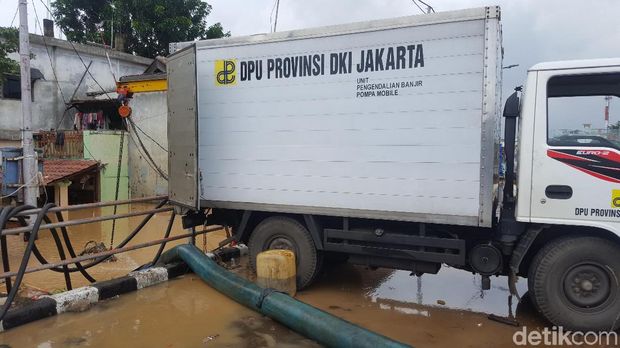 Mobil yang berisi pipa penyedot banjir